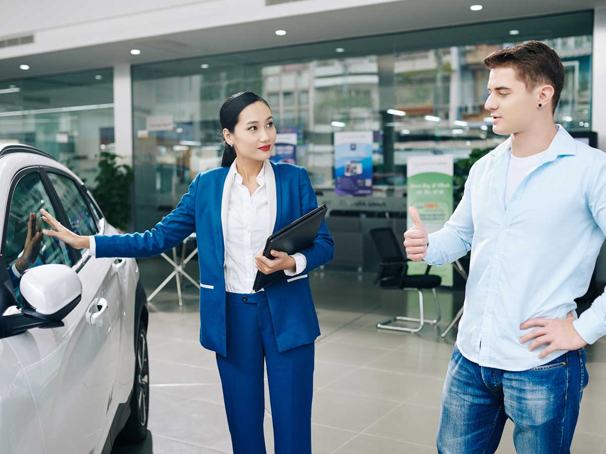 Relocation Services in Vietnam | HCMC, Hanoi & Da Nang 16 Car leasing service in Vietnam — expatriate client with a leasing consultant