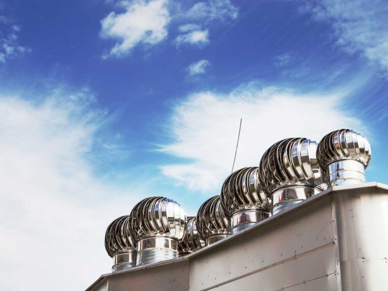 Air extractor for air-conditioned storage unit