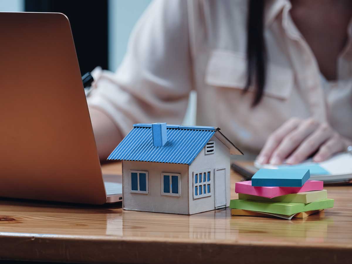 Home search in Thailand — consultant helping an expat find a house
